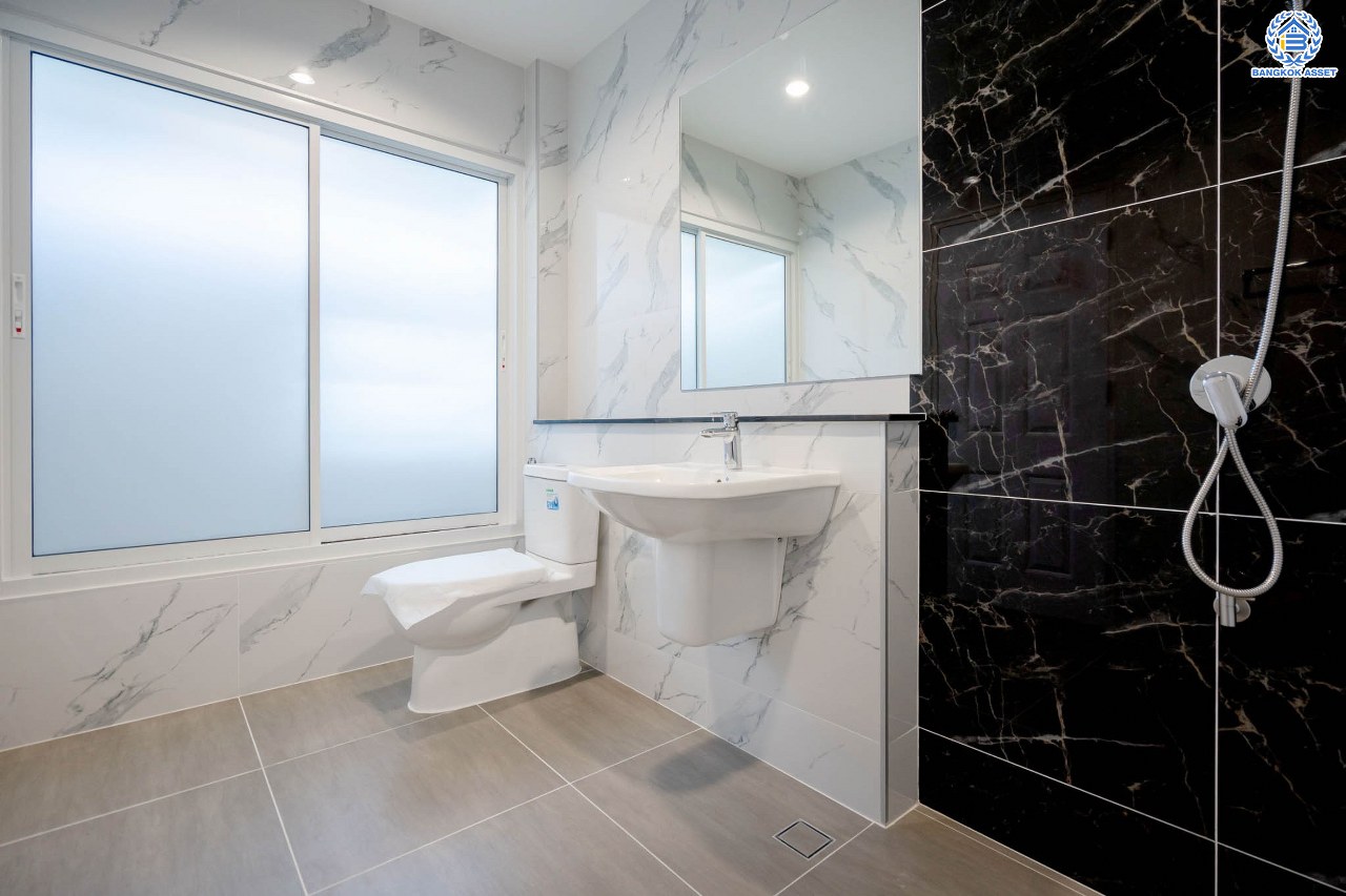 บ้านมือสองตกแต่งใหม่ ม.เพอร์เฟคเพลส1 ราชพฤกษ์ คุณภาพแบรนด์ Property Perfect เนื้อที่ 57.7 ตร.ว. บ้านเดี่ยวหลังใหญ่ ตอบโจทย์ทุกการอยู่อาศัย ฟังก์ชัน 3 ห้องนอน 3 ห้องน้ำ จอดรถได้ 2 คัน บนทำเลติดถนนราชพฤกษ์ ใกล้วงเวียนพระราม5 และรถไฟฟ้า "สถานีบางรักน้อยท่าอิฐ"